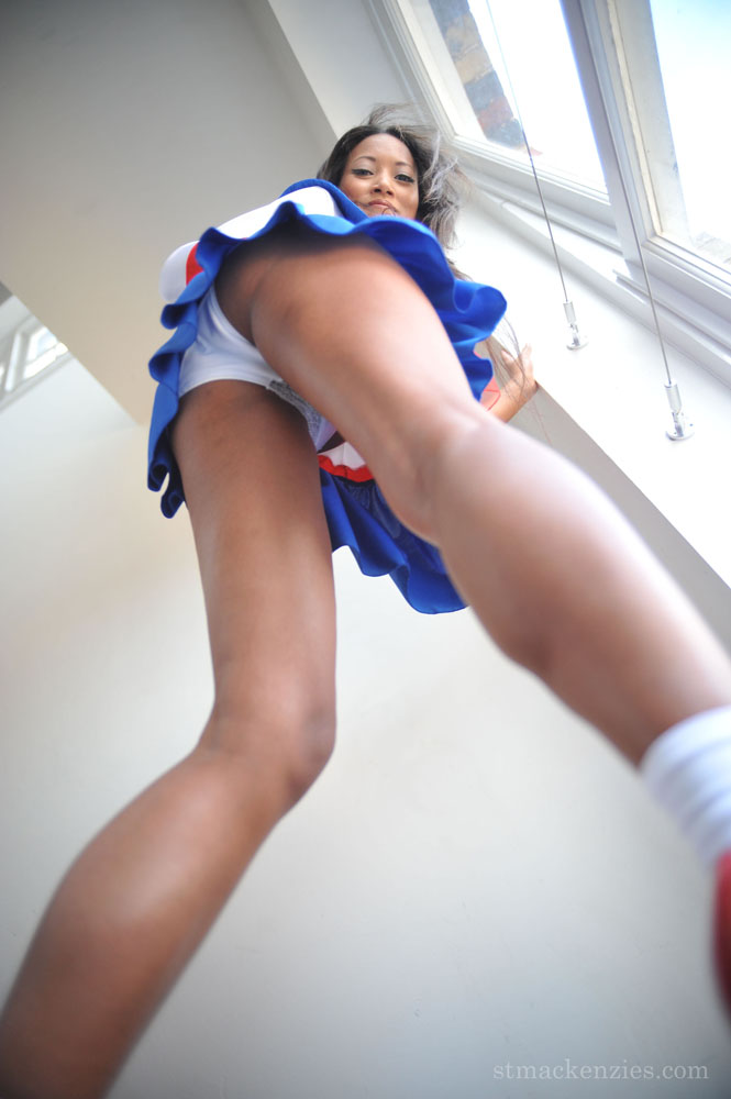 Ayumi natsume, une asiatique aux longues jambes, se déshabille et s'exhibe nue.
 #54490703