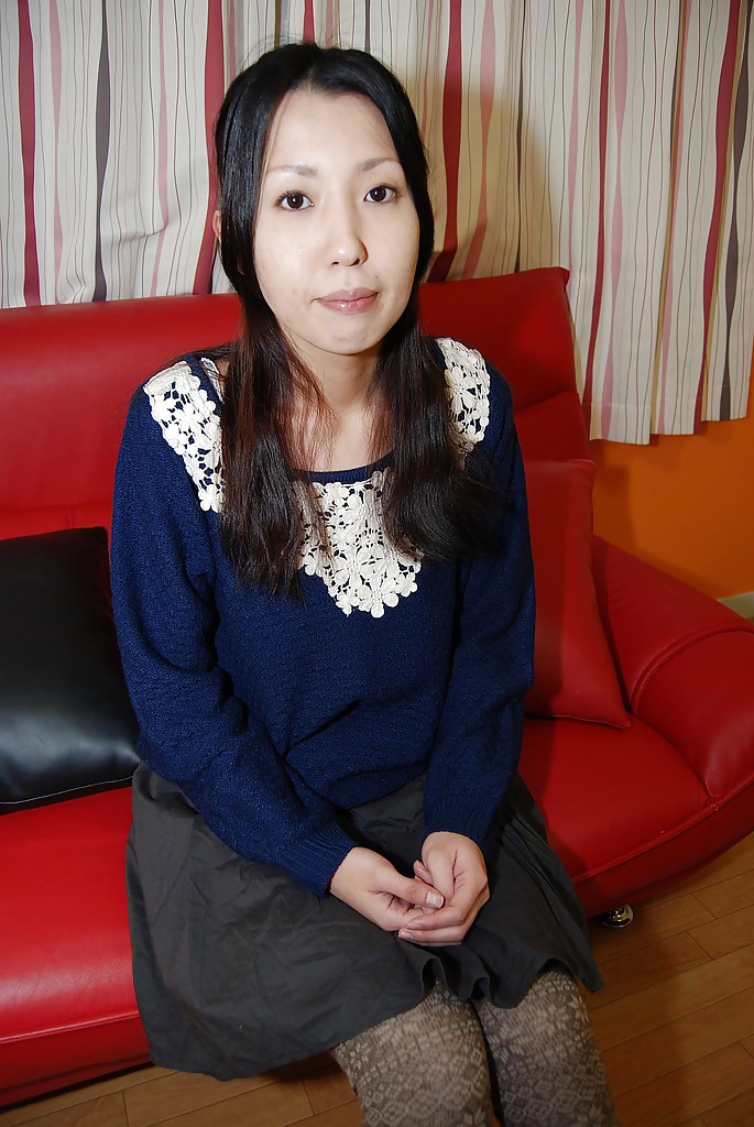 La jeune asiatique brune Yui Nakazato montre ses petits seins.
 #50048156