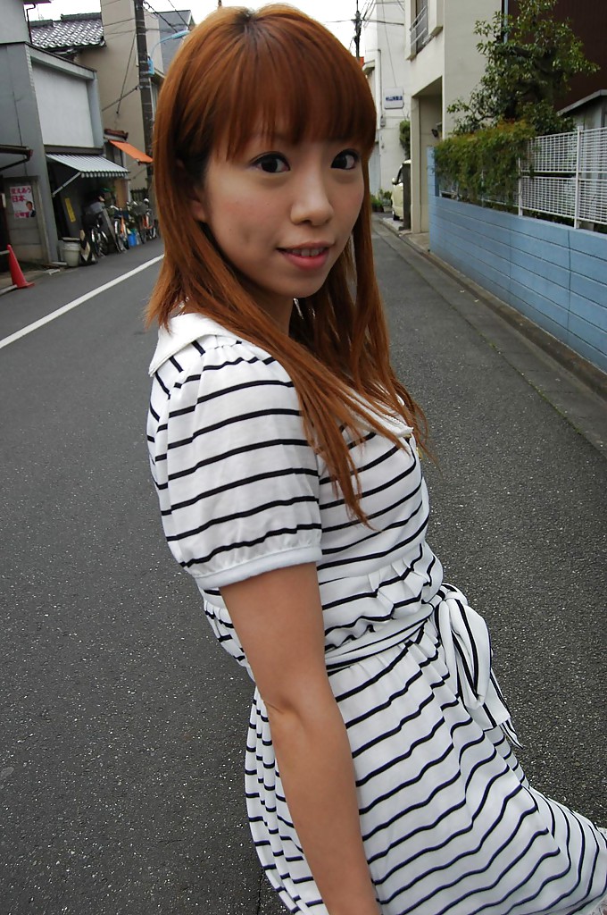 Asiático chihiro ozawa está caminando en su vestido a rayas sexy al aire libre
 #51368401