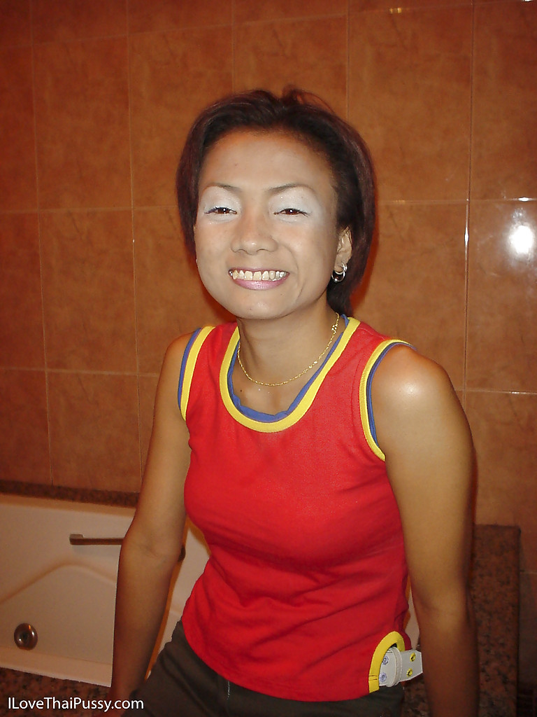 Stupenda ragazza asiatica che espone le sue piccole tette vivaci e la sua fica pelosa
 #52207977