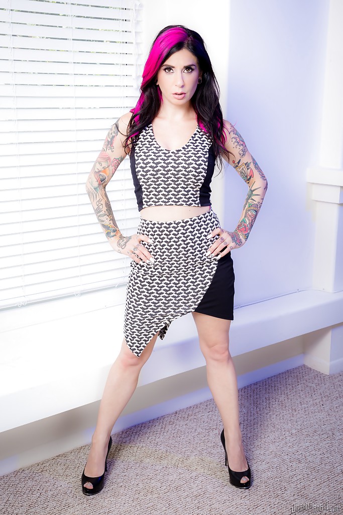 Tätowiertes Model Joanna Angel in verführerischen Solo-Posen in Kleid und Heels
 #54337786