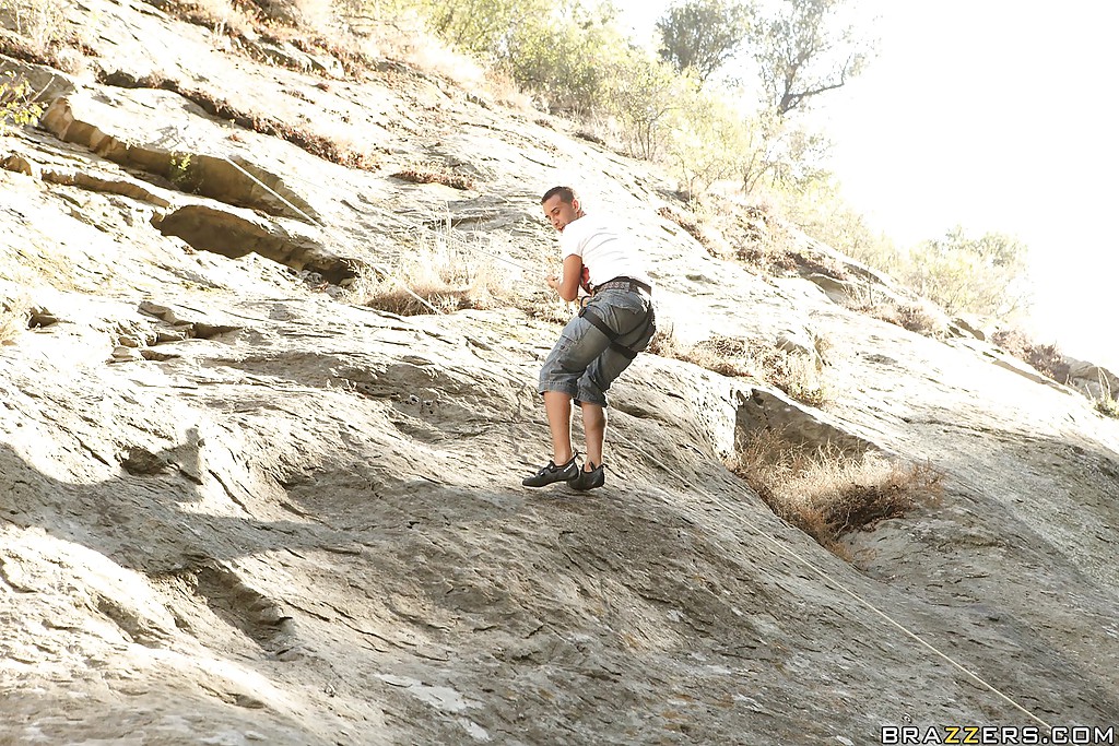 La estrella porno mason moore esta escalando desnuda para llegar a la cima del placer
 #52033172