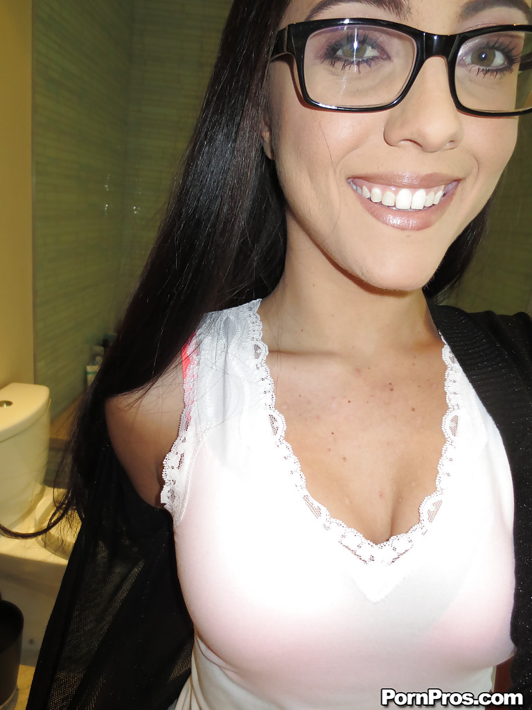 眼鏡をかけた可愛い女の子、ロクサーヌ・レエが裸になって自分の写真を撮る
 #50103324