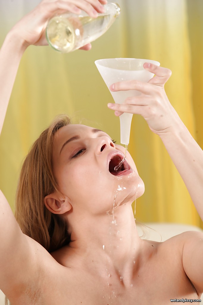 Olivia Devine, une jeune fille européenne coquine, pissant dans une bouteille avant de la boire.
 #55205267