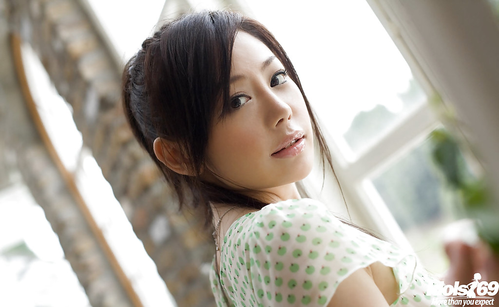La jolie jeune asiatique takami hou se déshabille de sa robe.
 #50051747