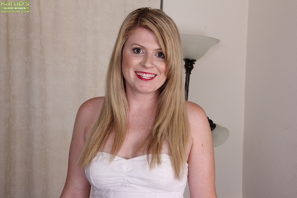 Smiling blonde mature Lexi Moore fucks her tight hole using dildo #50142639