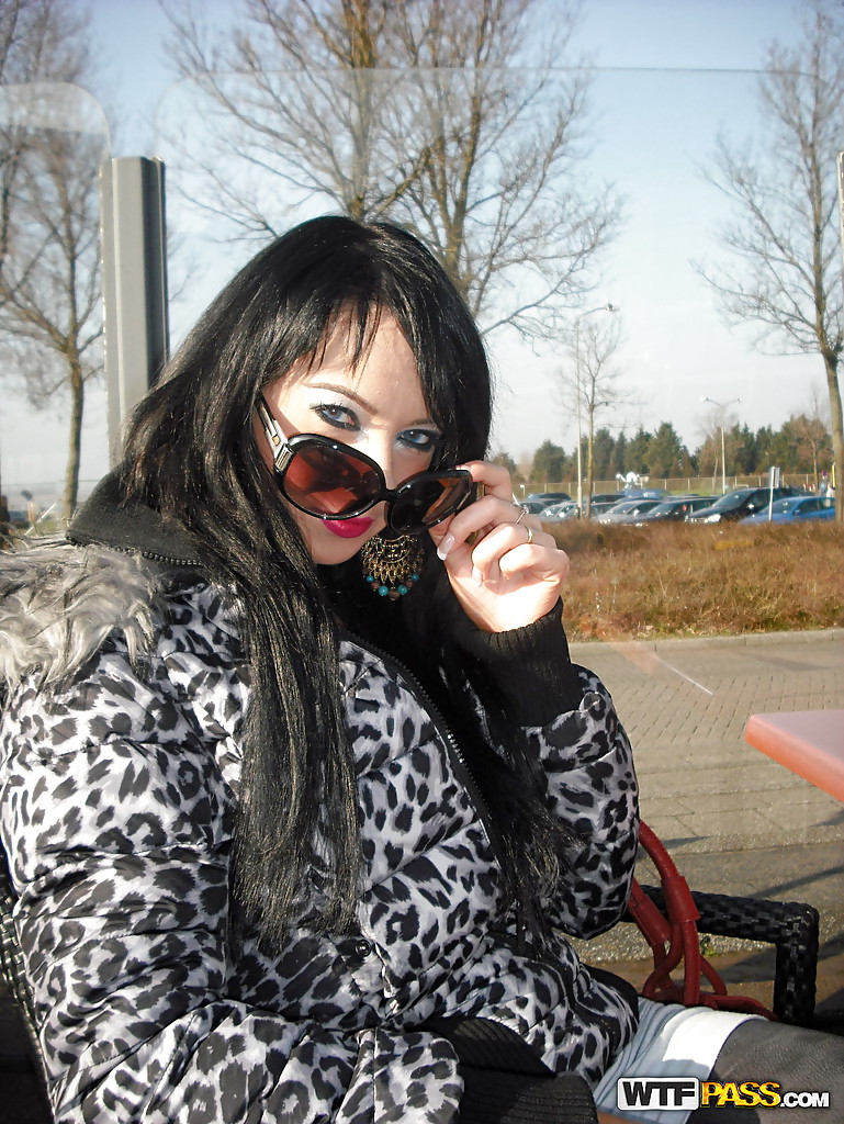 Morena lujuriosa con gafas de sol que descubre sus curvas follables al aire libre
 #51111454