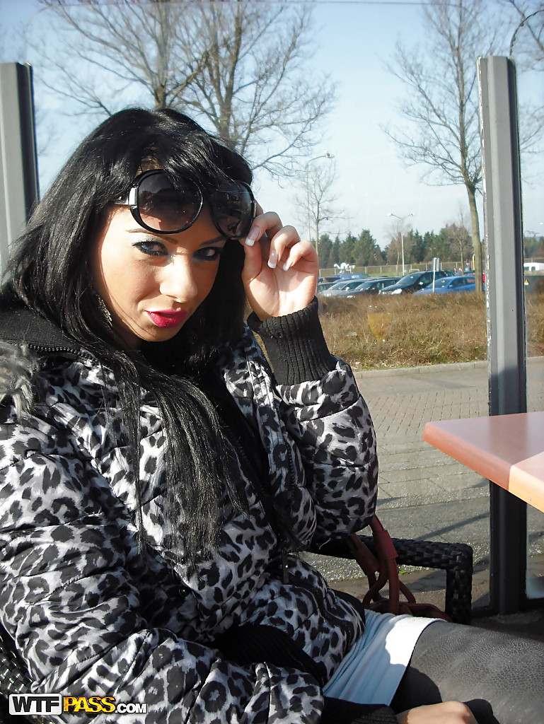 Morena lujuriosa con gafas de sol que descubre sus curvas follables al aire libre
 #51111461