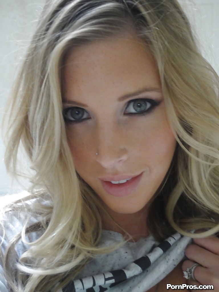 Joven rubia samantha saint tomando selfies desnuda en el baño
 #50126706