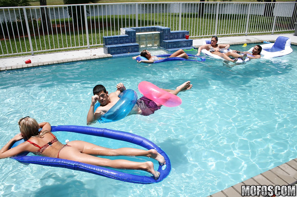 Filles en bikini exhibant leurs seins à la fête de la piscine
 #51429226