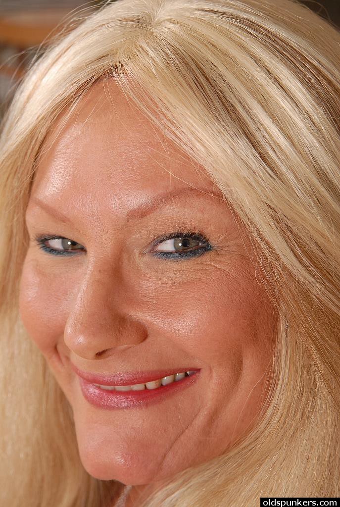 Oma Blondine Roxy zeigt ihre nackte Muschi und Titten
 #50986011