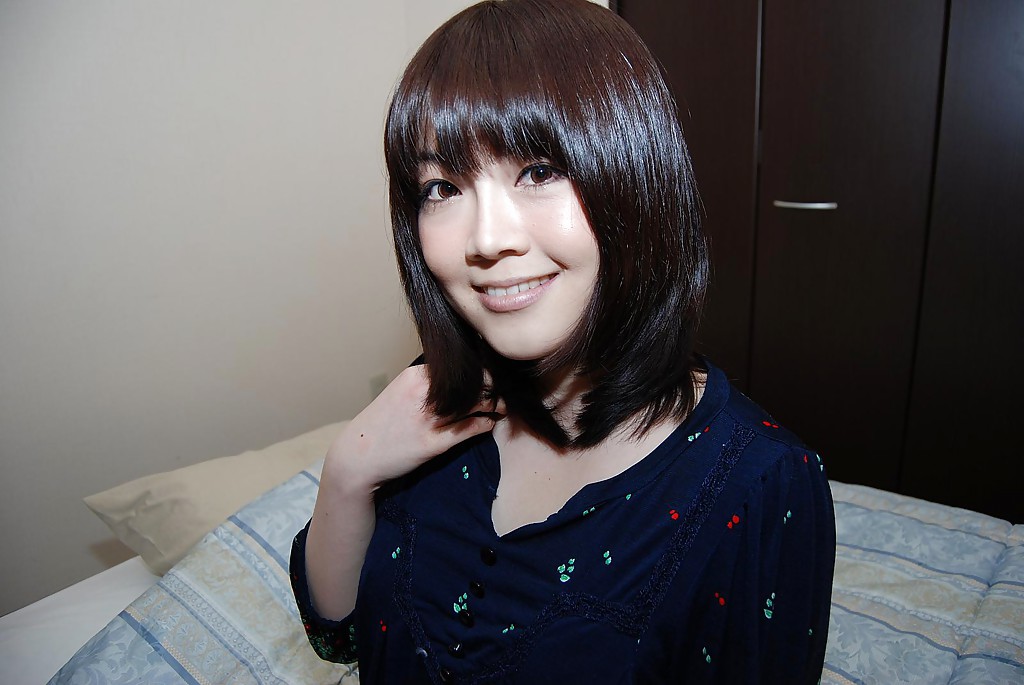 La sonriente asiática Arisa Maeda se desnuda y separa los labios inferiores
 #50049980