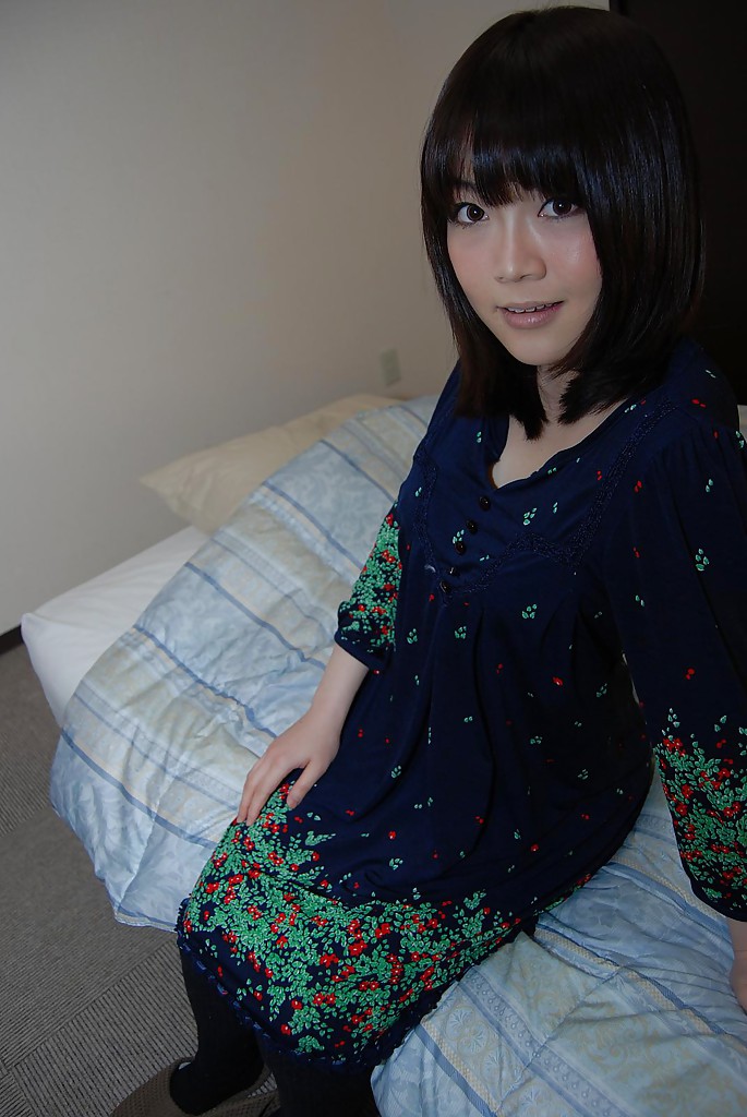 La sonriente asiática Arisa Maeda se desnuda y separa los labios inferiores
 #50049982