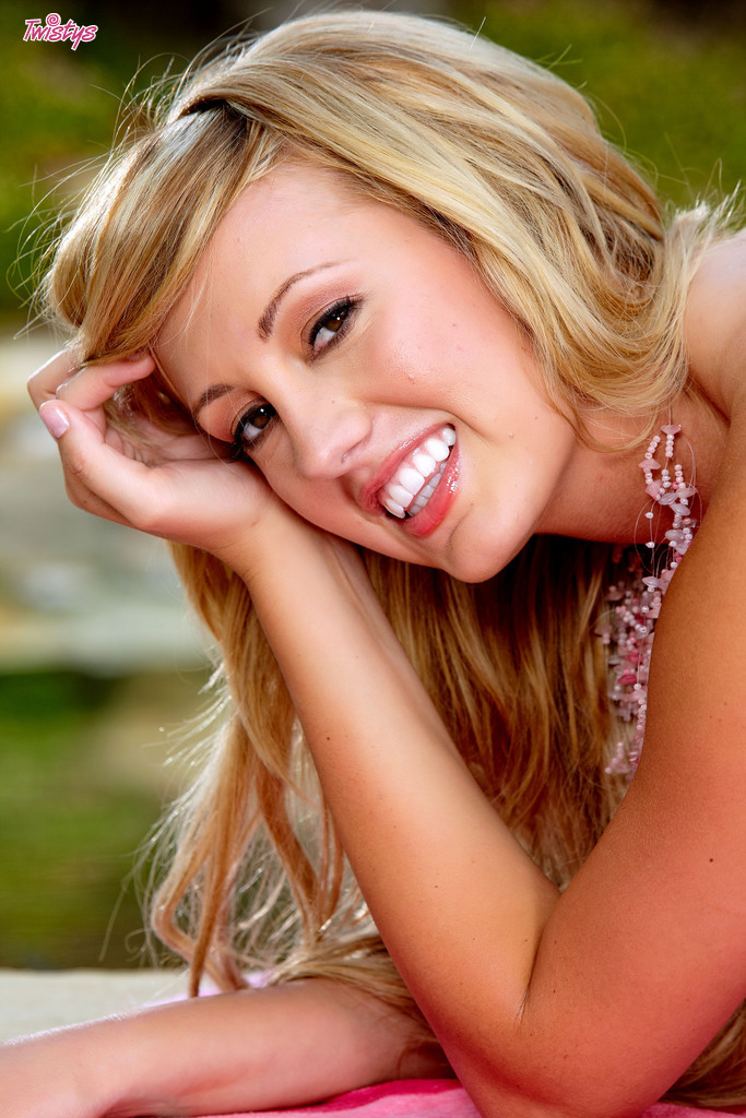 Cutie con grandes tetas brett rossi juega con su coño mojado al aire libre
 #53012050