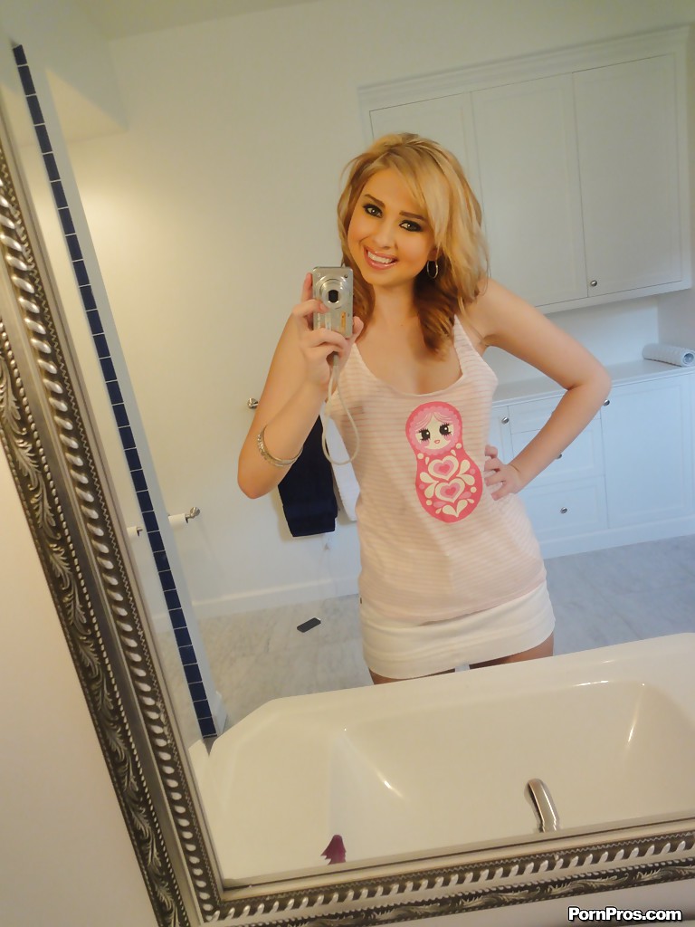 Blonde Babe Molly Bennett macht sexy Selbstaufnahmen im Badezimmer
 #51825385
