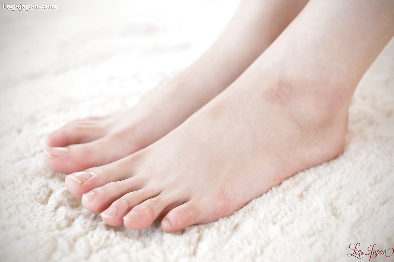 Jeune fille asiatique japonaise en bas se déshabillant pour sucer ses orteils nus
 #50044173