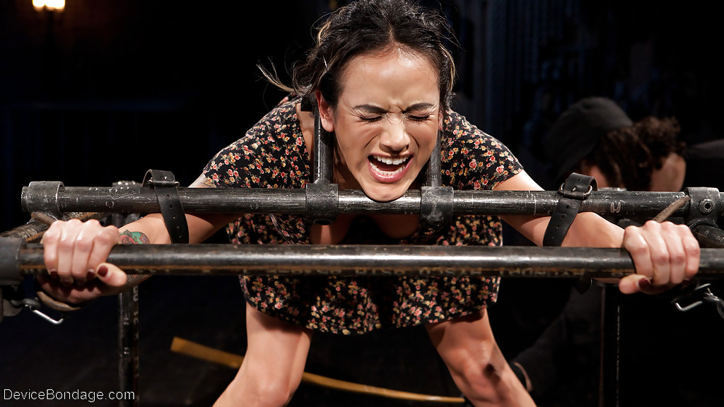Nadia Style se somete a un entrenamiento de bondage con un dispositivo duro
 #55101624