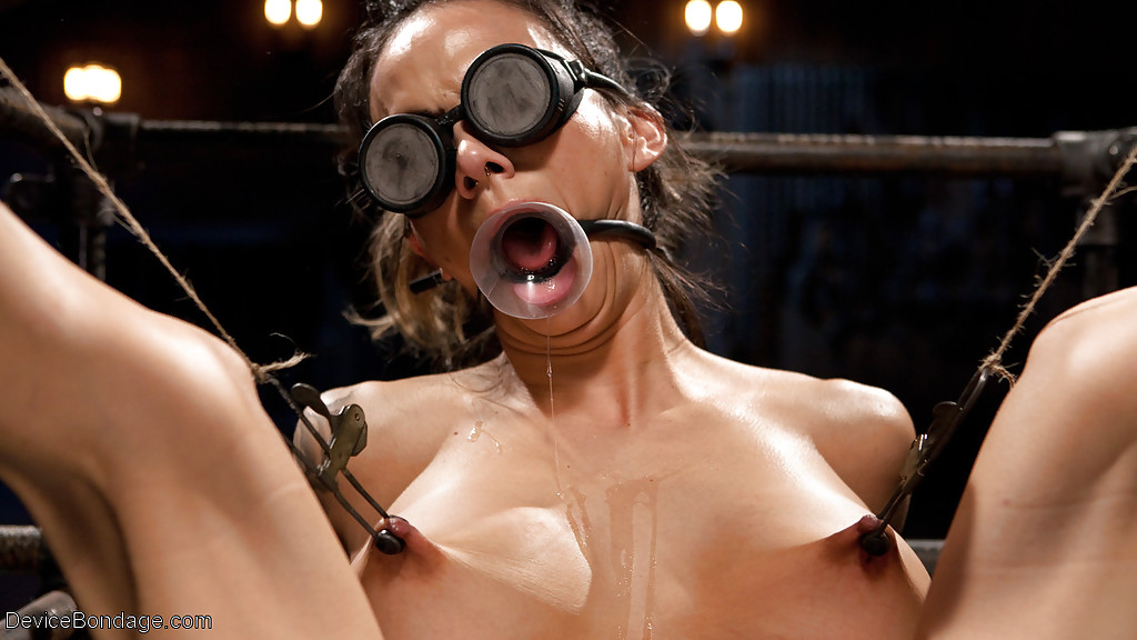 Nadia Style se somete a un entrenamiento de bondage con un dispositivo duro
 #55101910
