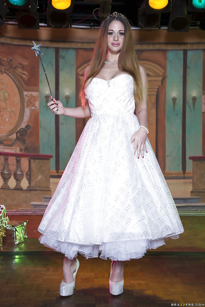 Freche Verführerin im Hochzeitskleid entblößt ihre herrlichen Kurven
 #52362982