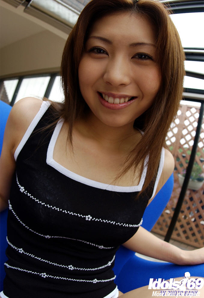 Asian babe jun si spoglia delle sue mutandine per dare un'occhiata alla sua fica pelosa
 #51213533