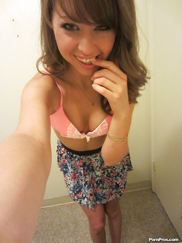 Sweet teen Riley Reid stripping and exposing her juicy cunt #55223070