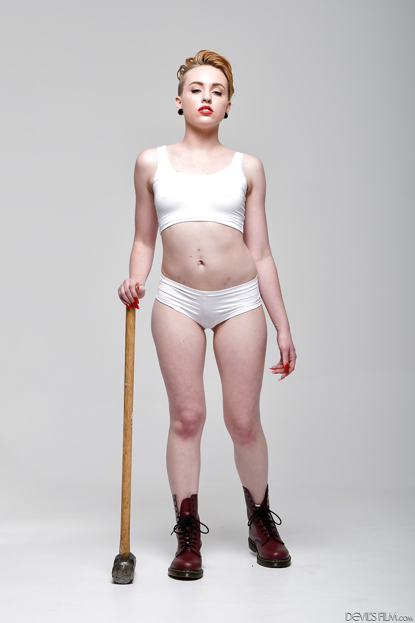 Blonde Sexbombe Miley Mae in weißer Unterwäsche zeigt sexy gepiercte Zunge
 #55019039