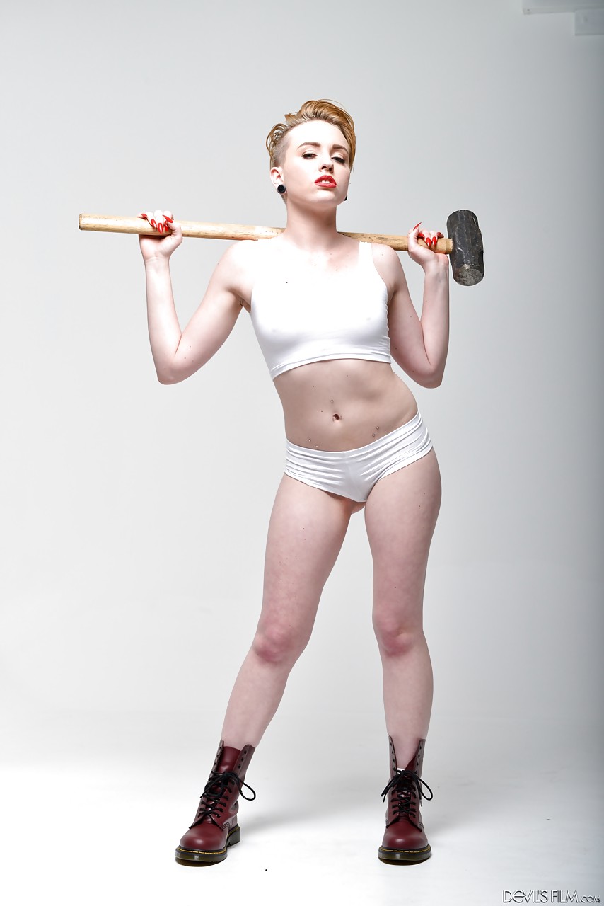 La bombe blonde Miley Mae en culotte blanche montre sa langue percée sexy.
 #55019237