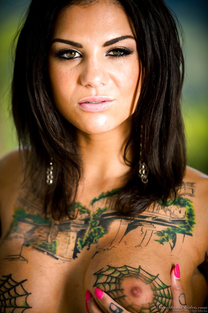 La latina bonnie rotten aime caresser son corps potelé et tatoué.
 #52938552