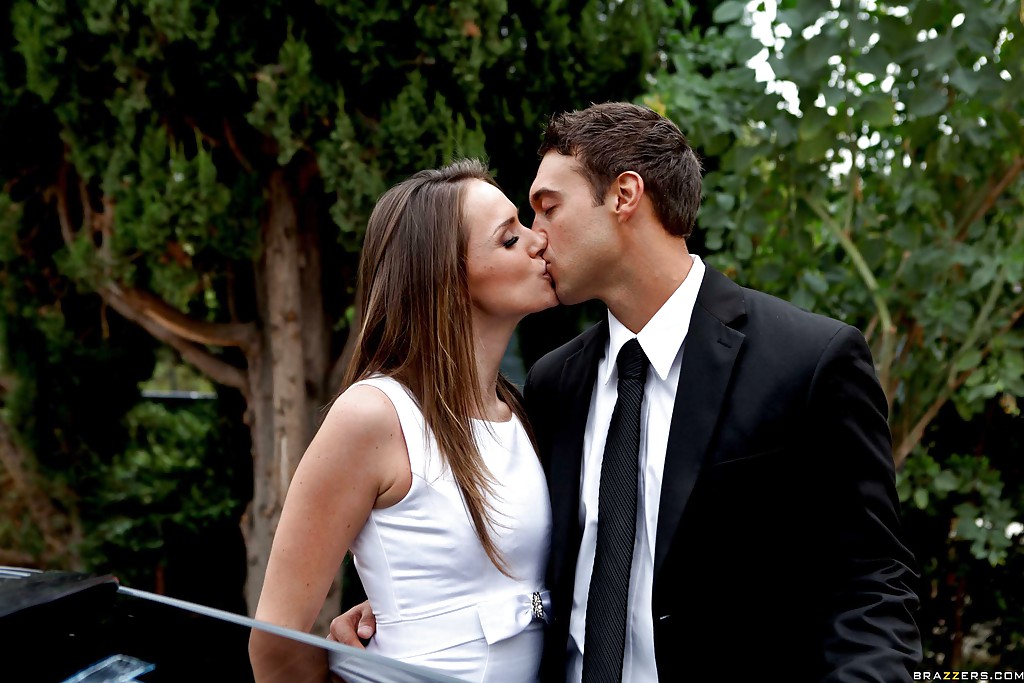 Tori Black, nouvellement mariée, passe la nuit à baiser en mode hardcore.
 #52336814