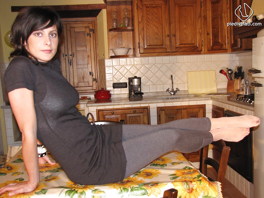 Elena, une jeune femme brune, montre ses collants fétiches pour les pieds.
 #51360765