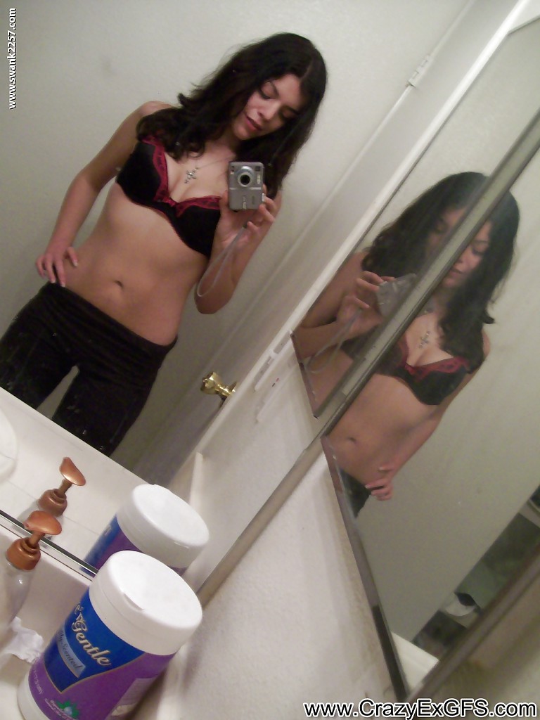 Freches Latina-Babe strippt und posiert nackt auf dem Bett
 #51821483