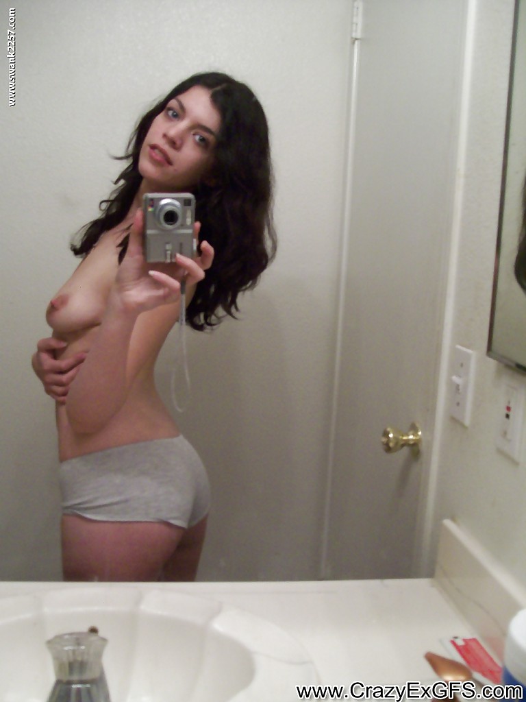 Freches Latina-Babe strippt und posiert nackt auf dem Bett
 #51821588