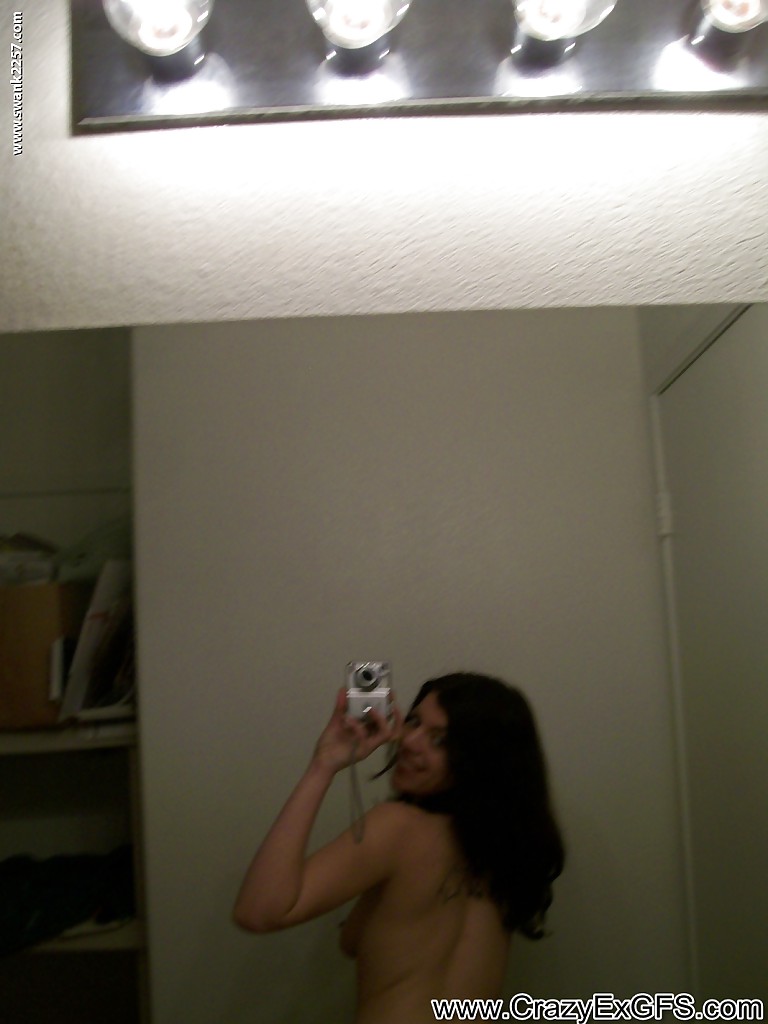 Una latina traviesa se desnuda y posa desnuda en la cama
 #51821619