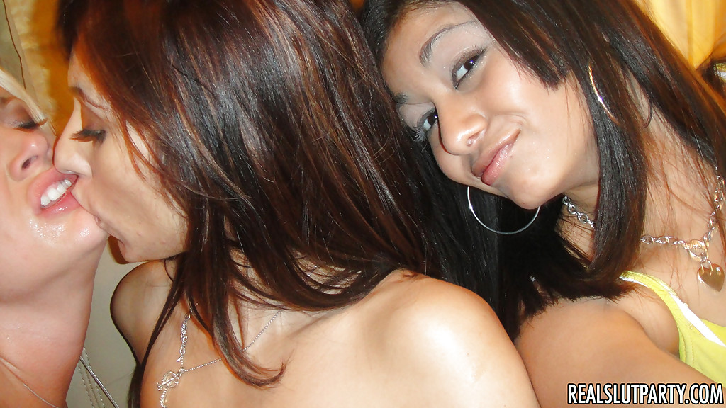 Teen Babes Jasmine und Reena ficken auf einer Party mit Spermatausch
 #50486031