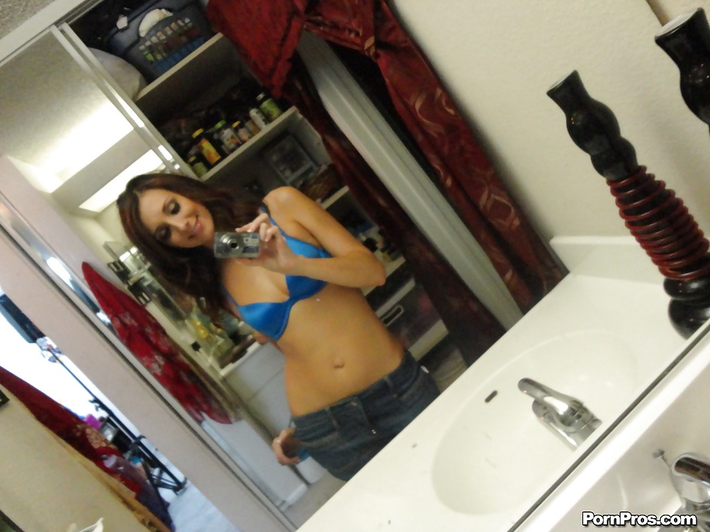 Une copine pose nue en prenant des photos de sa chatte et de ses seins
 #50970288