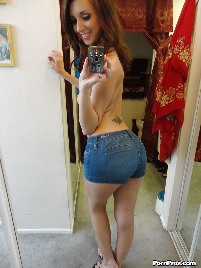 Freundin posiert nackt, während Fotos von ihrer Muschi und Titten
 #50970359