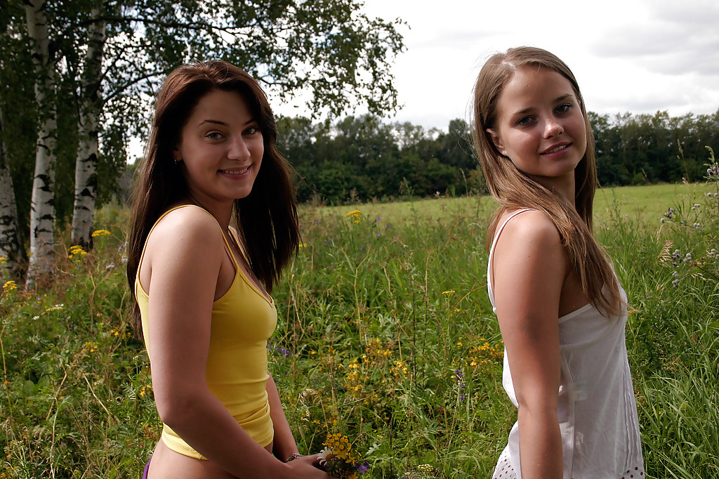 Seductoras chicas jóvenes mostrando sus pequeñas curvas para las fotos al aire libre
 #51422339