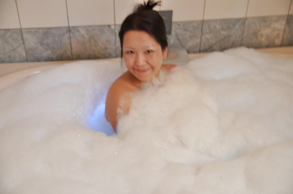 La milf asiatique aux cheveux hirsutes et aux seins galbés Kumiko Katsura prend un bain.
 #51224667