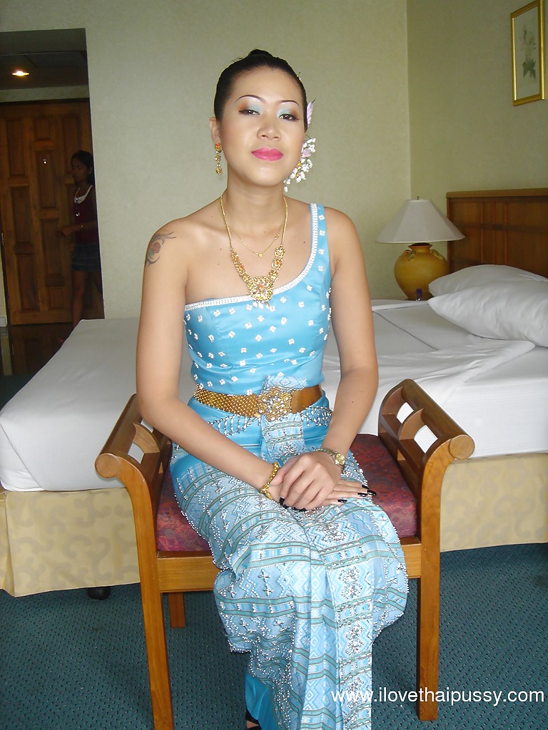 Une jolie asiatique expose ses petits seins et son gloryhole rasé.
 #52205428