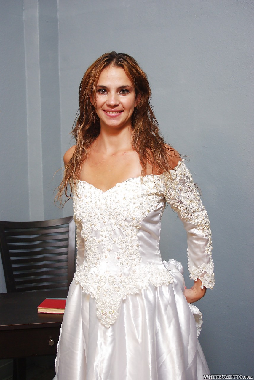 服を着た花嫁シンディ・ローズがウェディングドレスでスカートの中のお尻を見せる
 #52364439