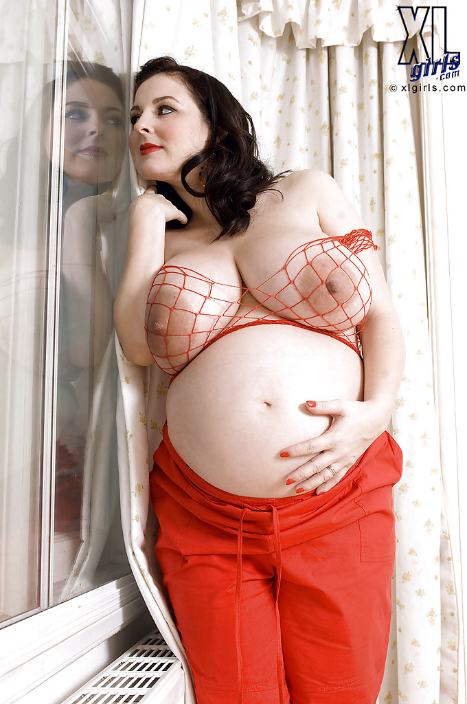Brunetta incinta con tette grasse lorna morgan che posa in reggiseno a rete e mutandine nere
 #54815270