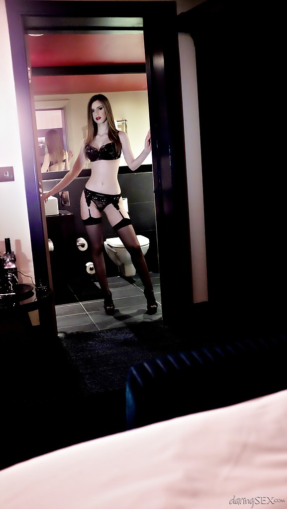La jovencita en medias Stella Cox posa en la habitación del hotel
 #55654717