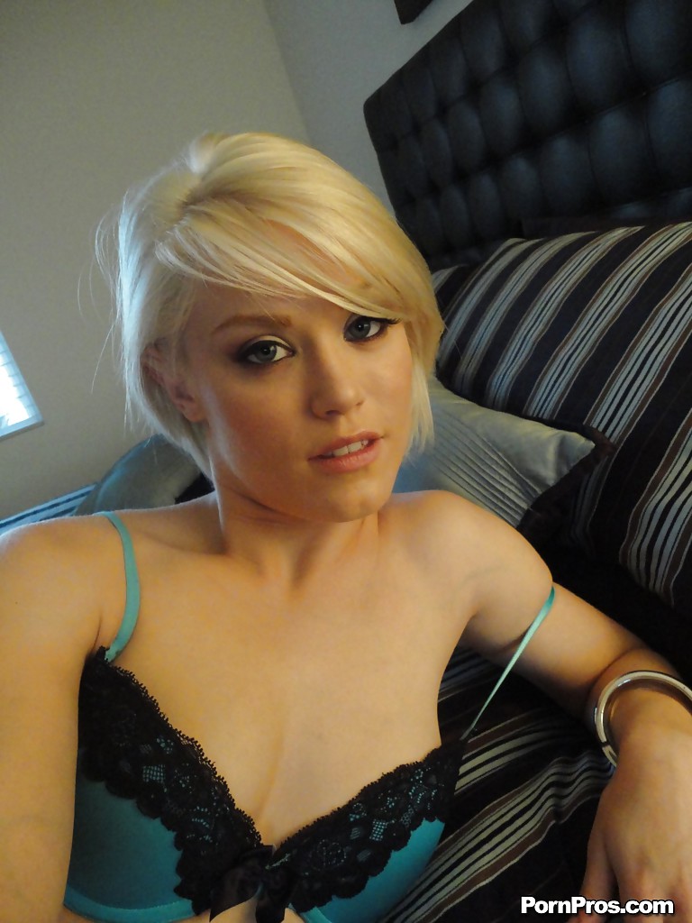 Une jeune blonde de 18 ans, Ash Hollywood, se prend en photo nue devant un miroir.
 #50346513