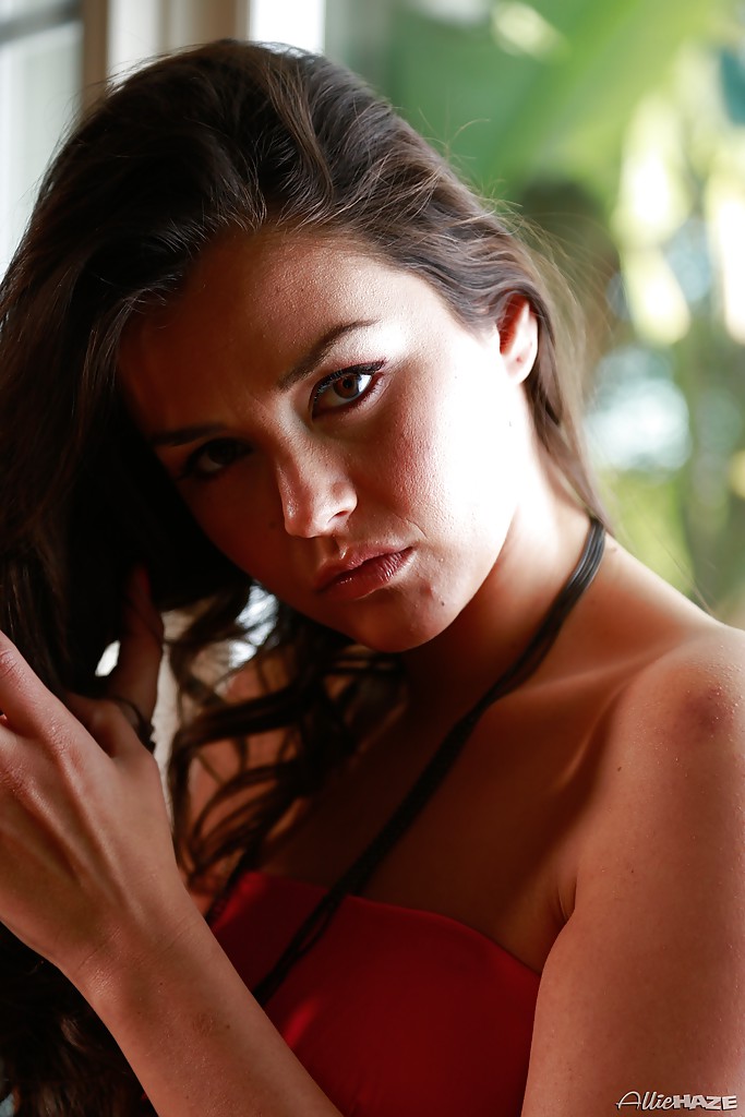 La star du porno latina india summer dévoile son cul parfait en talons hauts.
 #52594537