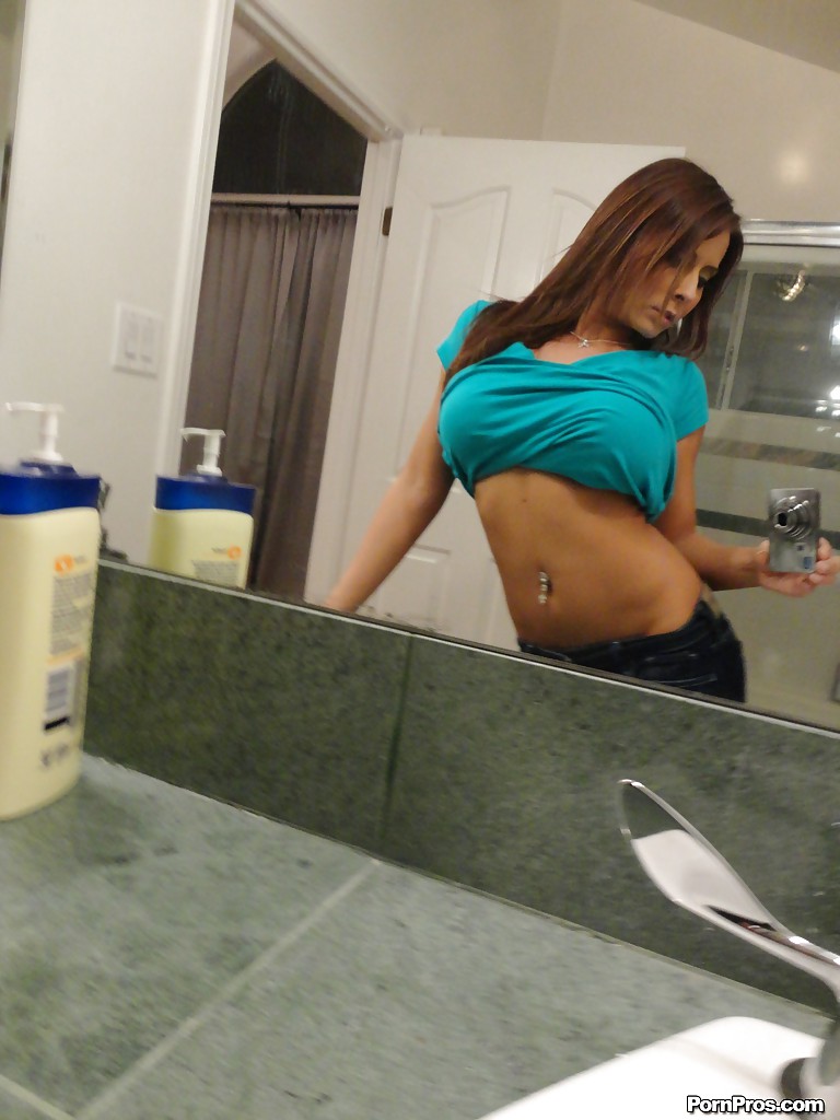 Amateur babe Madison Ivy exposing her curvy body and picturing herself #54874153