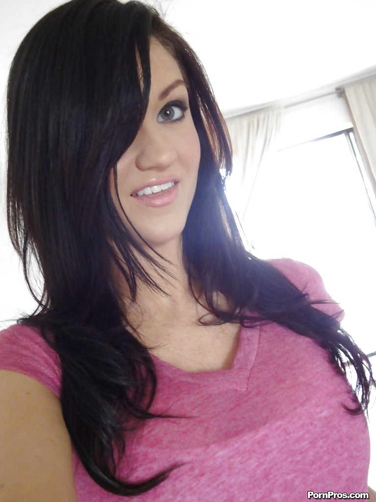 La jovencita vestida Kendall Karson muestra su hermoso culo
 #54540363