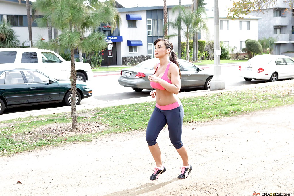 朝のジョギングの後、ハードコアなファックを受ける巨乳のリサ・アン
 #52042744