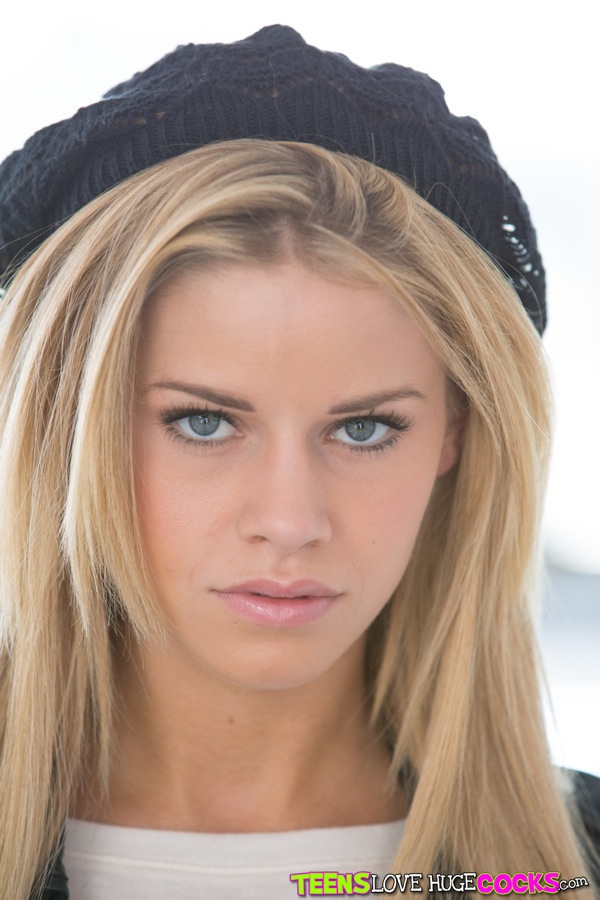 Freche Blondine mit kleinen Titten jessa rhodes bevorzugt strippen
 #50661092