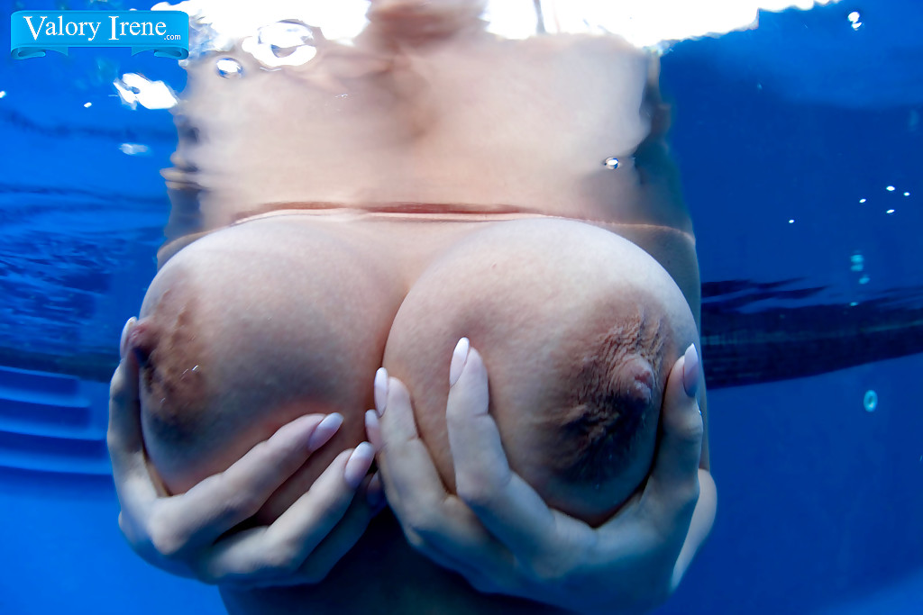 L'Eurobabe Valory Irene joue avec ses tétons en érection et ses gros seins sous l'eau.
 #52363724