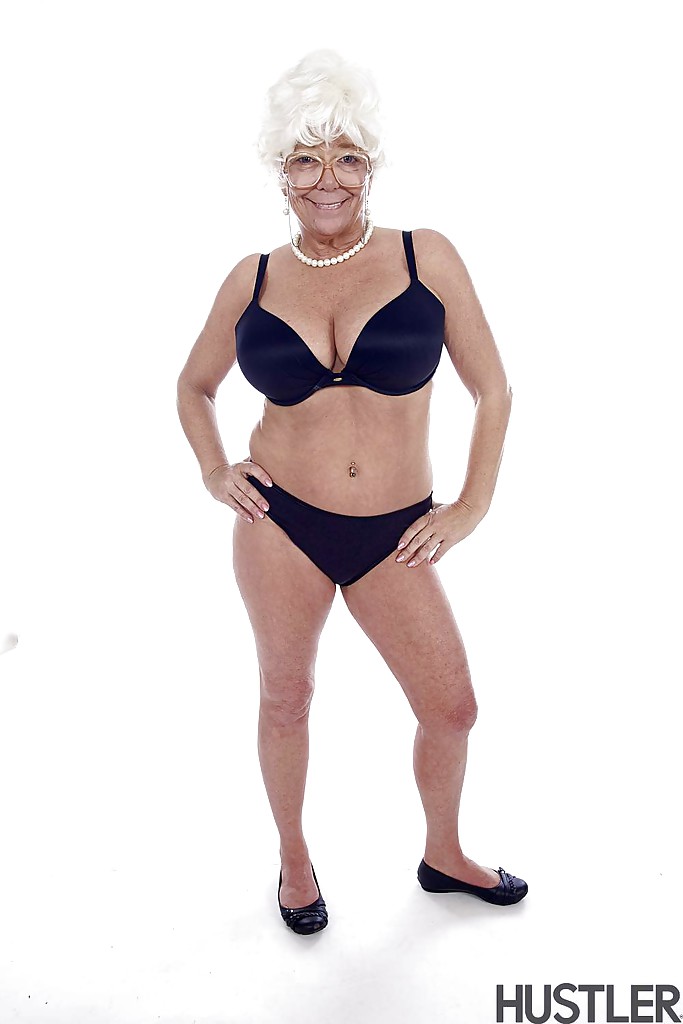 Nonna pornostar karen summer che modella completamente vestita prima di spogliarsi nuda
 #50993577